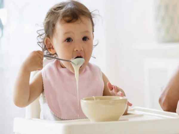 Trẻ mấy tháng ăn được váng sữa?