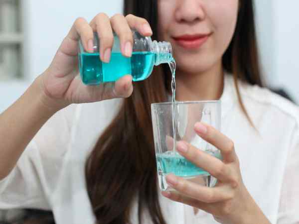 Trị nhiệt miệng bằng nước súc miệng chuyên dụng