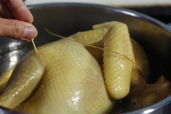 Cách luộc gà ngon, không rách da