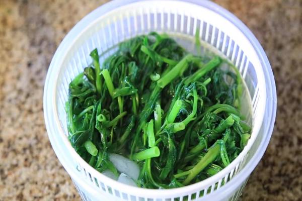 mẹo luộc rau muống xanh