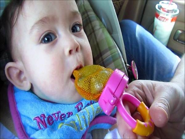 Có nên cho bé dùng túi nhai ăn dặm?