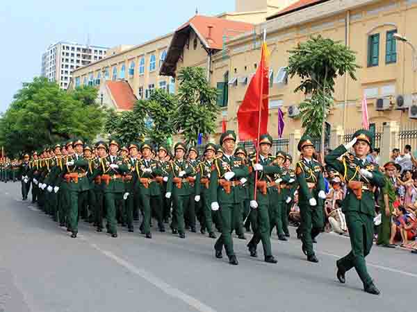 Đi chơi thấy quân đội – Ý nghĩa, điềm báo và con số may mắn