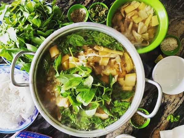 Lẩu gà lá é ăn kèm với rau gì cho bữa ăn thêm hấp dẫn?