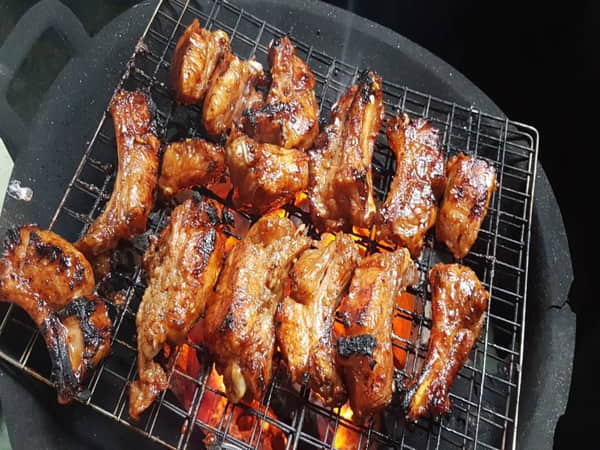 Cách nướng gà bằng than hoa thơm phức, không bị khét