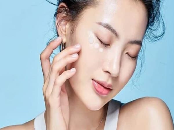 Hạn chế dùng mỹ phẩm trước khi ra biển