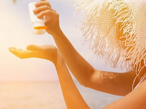 Thoa kem chống nắng đúng cách là cách tránh cháy nắng