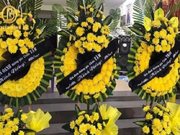 Nằm mơ thấy vòng hoa đám ma là điềm tốt hay xấu?