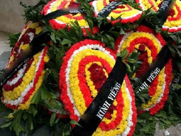 Mơ thấy vòng hoa đám ma số gì