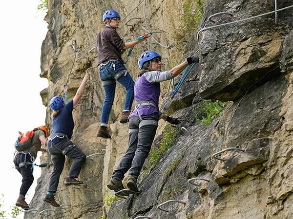 Khám phá nằm mơ thấy leo núi số gì vượng phát tài lộc?